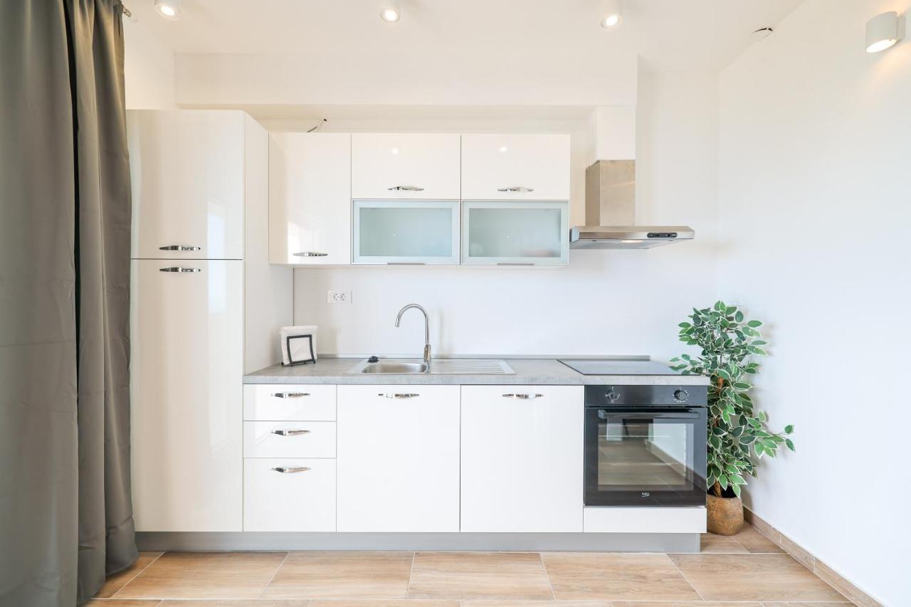 Beachfront Apartments Tic With Seaview Miletici Экстерьер фото